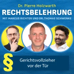 Dr. Pierre Holzwarth Rechtsbelehrung mit Marcus Richter und Dr. Thomas Schwenke. Gerichtsvollzieher vor der Tür. Drei kreisförmige Bilder vor einem blauen Hintergrund mit gelben Akzenten und einem Paragraphensymbol links unten.