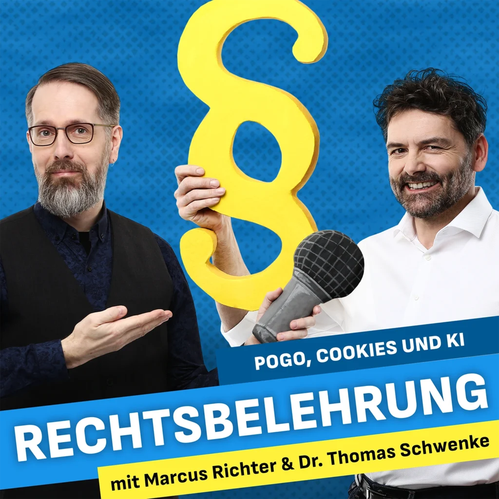 Zwei Männer halten ein übergroßes gelbes Paragraphenzeichen und ein Mikrofon. Darunter ein dunkelblauer Balken mit dem Titel der Folge sowie ein blauer Balken mit weißem Schriftzug Rechtsbelehrung. Darunter ein gelbes Band mit schwarzer Schrift mit Marcus Richter & Dr. Thomas Schwenke. Hintergrund in Blau mit Punkten.