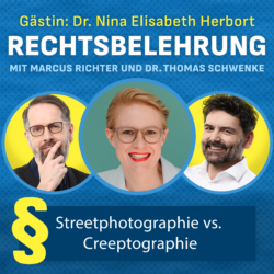Blauer Hintergrund mit feinem Punktemuster. Oben gelber Text Gästin Dr. Nina Elisabeth Herbort. Darunter große weiße Überschrift RECHTSBELEHRUNG. Darunter hellblaue Schrift MIT MARCUS RICHTER UND DR. THOMAS SCHWENKE. Drei runde Porträtfotos: links Marcus Richter mit Brille und Bart vor gelbem Kreis, mittig Dr. Nina Elisabeth Herbort mit kurz blondem Haar und rotem Lippenstift vor grünlichem Kreis, rechts Dr. Thomas Schwenke mit Bart und lächelnd vor gelbem Kreis. Unten großes gelbes Paragraphensymbol und weißer Text Streetphotographie vs. Creepographie