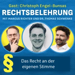 Podcast-Cover der Sendung RECHTSBELEHRUNG mit blauem Hintergrund. Titel in weißen Großbuchstaben. Als Gast wird Christoph Engel-Bunsas in gelber Schrift genannt. Moderatoren sind Marcus Richter und Dr. Thomas Schwenke, deren Porträtfotos zusammen mit dem des Gastes in kreisförmigen Rahmen dargestellt sind. Unten steht die Episodenbeschreibung: Das Recht an der eigenen Stimme. Ein Paragraphenzeichen in Gelb ist am unteren Rand abgebildet.