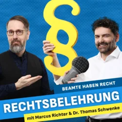 Das Cover zeigt jemanden, der ein großes gelbes Paragraphenzeichen hält und eine Person mit einem Mikrofon und dem Buch Recht für Online-Marketing und KI. Unten im Bild der Titel Rechtsbelehrung auf dunkelblauem Hintergrund mit dem Schriftzug mit Marcus Richter & Dr. Thomas Schwenke auf gelbem Hintergrund.