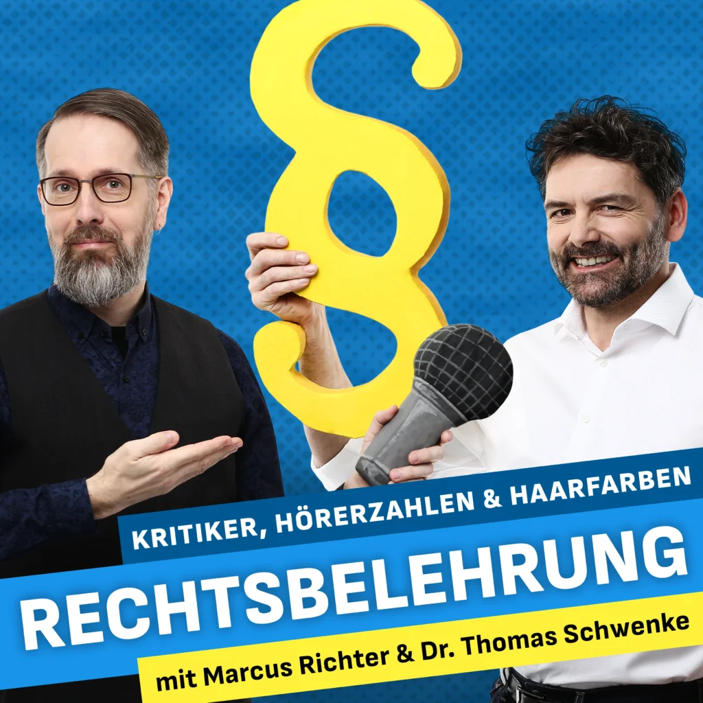 Zwei Personen halten ein großes gelbes Paragraphenzeichen und ein Mikrofon. Oben steht Kritiker, Hörerzahlen & Haarfarben. Unten steht Rechtsbelehrung mit Marcus Richter & Dr. Thomas Schwenke. Hintergrund in blau mit dunklen Punkten.