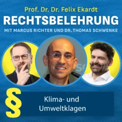 Grafik für einen Podcast: großer Titel RECHTSBELEHRUNG, darüber Prof. Dr. Dr. Felix Ekardt; Unterzeile MIT MARCUS RICHTER UND DR. THOMAS SCHWENKE; drei kreisrunde Porträts mit Gesichtern auf gelbem bzw. blauem Hintergrund; links großes gelbes Paragraphenzeichen; dunkler Balken mit Thema Klima- und Umweltklagen