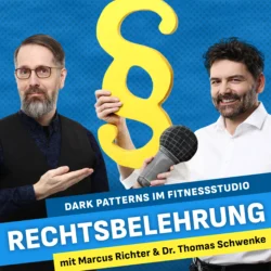 Podcast-Cover vor blauem Hintergrund mit Punktmuster; zwei Personen mit verpixelten Gesichtern, links mit dunkler Weste, rechts in weißem Hemd und hält ein Mikrofon; in der Mitte großes gelbes Paragraphenzeichen; weißer Text auf blauem Balken: Dark Patterns im Fitnessstudio; großer Titel: Rechtsbelehrung; gelber Balken mit Text: mit Marcus Richter & Dr. Thomas Schwenke