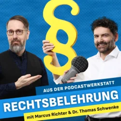 Podcast-Cover vor blauem Hintergrund mit Punktmuster; zwei Personen mit verpixelten Gesichtern, links mit dunkler Weste, rechts in weißem Hemd, hält ein Mikrofon; in der Mitte großes gelbes Paragraphenzeichen; Text oben: Aus der Podcastwerkstatt; großer Titel unten: Rechtsbelehrung; gelber Balken mit Text: mit Marcus Richter & Dr. Thomas Schwenke