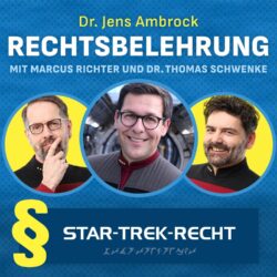 Grafik mit blauem Hintergrund und gelbem Paragraphen-Symbol. Oben der Titel: Dr. Jens Ambrock. Groß hervorgehoben: RECHTSBELEHRUNG. Untertitel: Mit Marcus Richter und Dr. Thomas Schwenke. Drei kreisförmige Porträts in Star‑Trek‑Uniformen. Links und rechts vor gelbem Hintergrund, in der Mitte vor einem Raumschiff‑Innenraum. Unten ein dunkelblauer Kasten mit der Aufschrift: STAR‑TREK‑RECHT sowie einer dekorativen Zeile in alienartiger Schrift (Klingonisch).