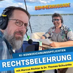 Zwei Männer mit Kopfhörern und Mikrofonen nehmen auf einem Boot vor einem See und blauem Himmel eine Podcastfolge auf. Oben steht Sommerausgabe. Im Vordergrund stehen die Texte KI-Kennzeichnungspflichten, Rechtsbelehrung und mit Marcus Richter & Dr. Thomas Schwenke.