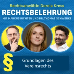 Podcast Cover auf blauem Hintergrund mit gelber Überschrift Rechtsanwältin Dorela Kress, darunter in großen weißen Buchstaben RECHTSBELEHRUNG und der Zeile MIT MARCUS RICHTER UND DR. THOMAS SCHWENKE. In der Mitte drei runde Porträtfotos, links ein Mann mit Brille, Bart und nachdenklicher Hand am Kinn, in der Mitte eine Frau mit langen blonden Haaren, rechts ein lächelnder Mann mit dunklen Locken und Bart im weißen Hemd. Unten ein großes gelbes Paragrafenzeichen neben dem weißen Text Grundlagen des Vereinsrechts.