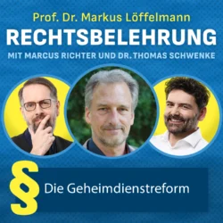 Podcast-Cover auf blauem Hintergrund mit gelber Überschrift Prof. Dr. Markus Löffelmann, darunter in großen weißen Buchstaben RECHTSBELEHRUNG und der Zeile MIT MARCUS RICHTER UND DR. THOMAS SCHWENKE. In der Mitte drei runde Porträtfotos, links ein Mann mit Brille, Bart und nachdenklicher Hand am Kinn, in der Mitte ein Mann mit grauem Haar und Bart vor grünem Laub, rechts ein lachender Mann mit dunklen Haaren, Bart und weißem Hemd. Unten ein großes gelbes Paragrafenzeichen neben dem weißen Text Geheimdienst made in Germany mit Fragezeichen.